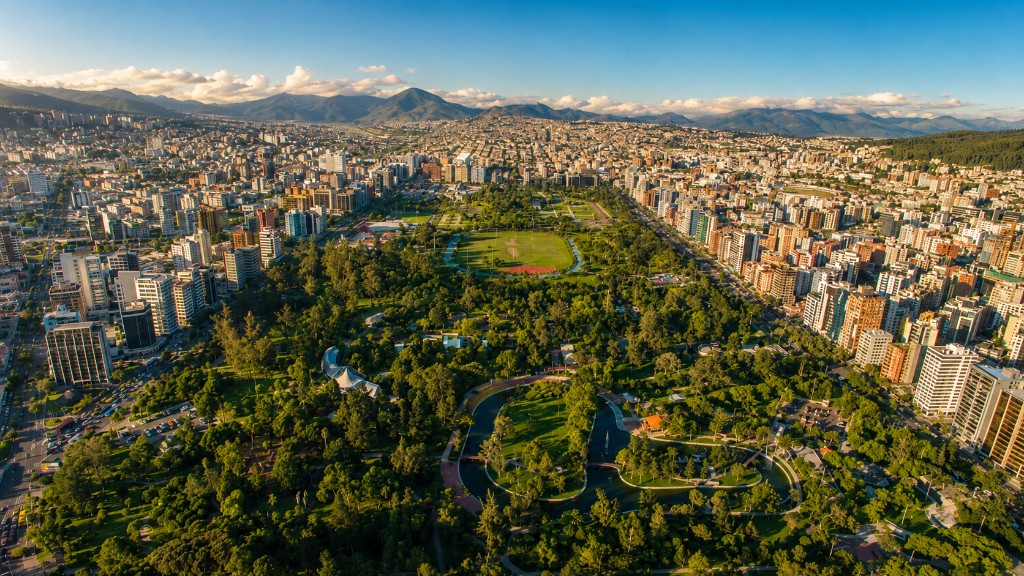 Vista aerea del Parque La Carolina rodeado de edificios en Quito