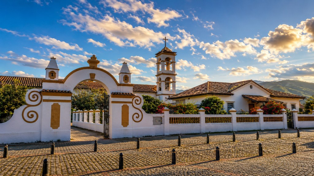 Hacienda colonial blanca con arco de entrada en los valles de Quito