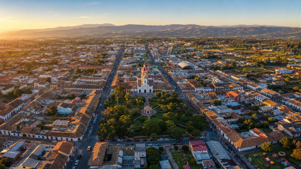 Vista aerea de un pueblo colonial con plaza e iglesia cerca de Quito