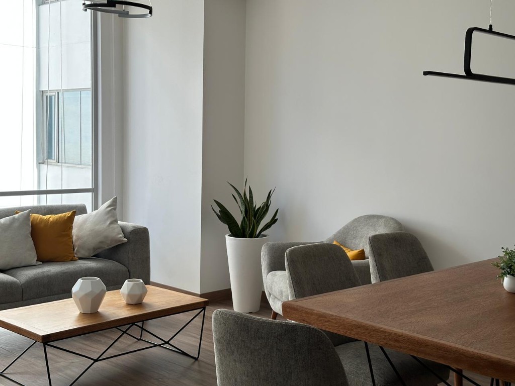 Sala con iluminación natural en departamento en La Carolina