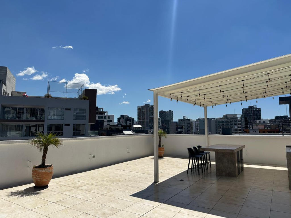 Terraza comunal con pergola y vista panorámica