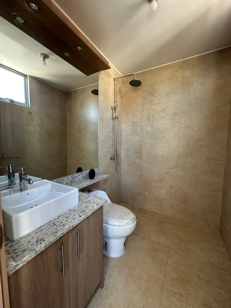 Baño con acabados en porcelanato