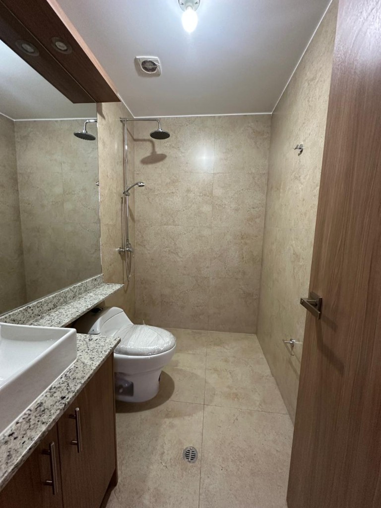 Baño con acabados en porcelanato