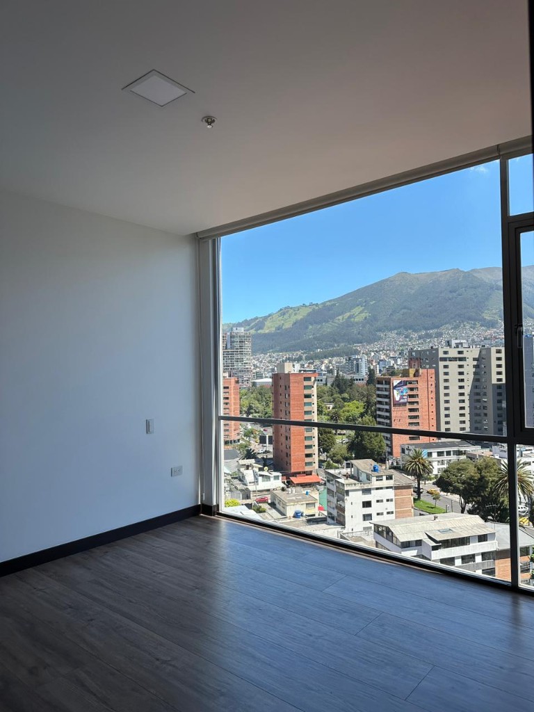 Ambiente con ventanal y vista a la ciudad