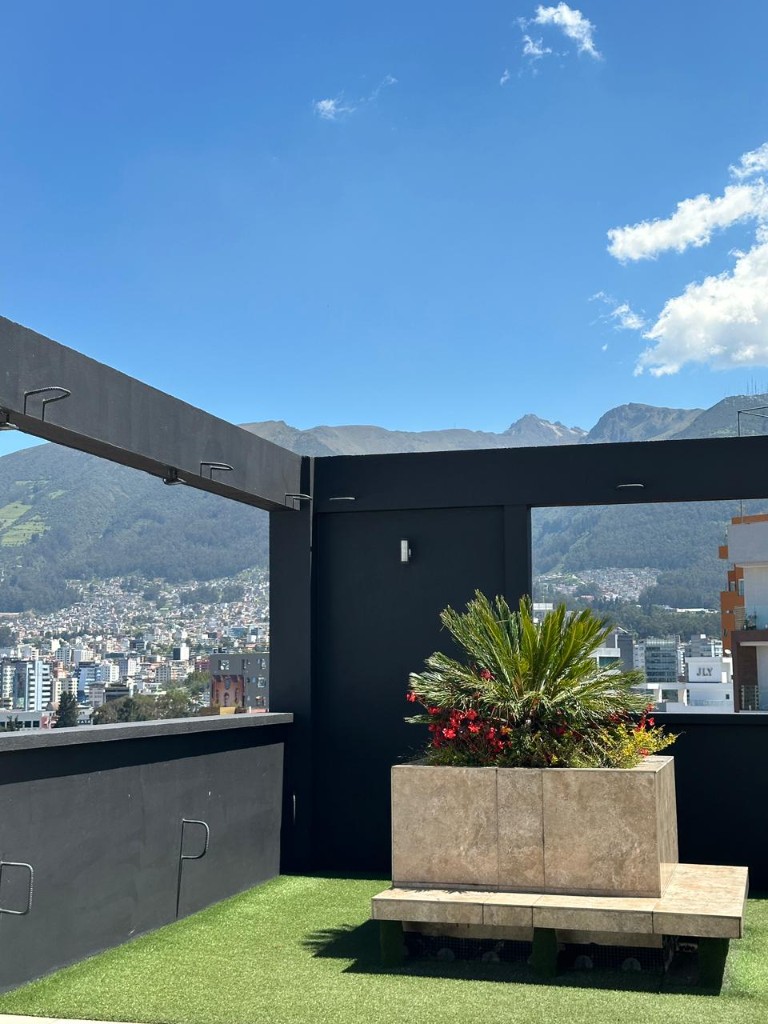 Terraza comunal con vista enmarcada a la ciudad