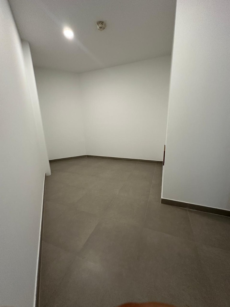 Detalle de acabados interiores en blanco y gris