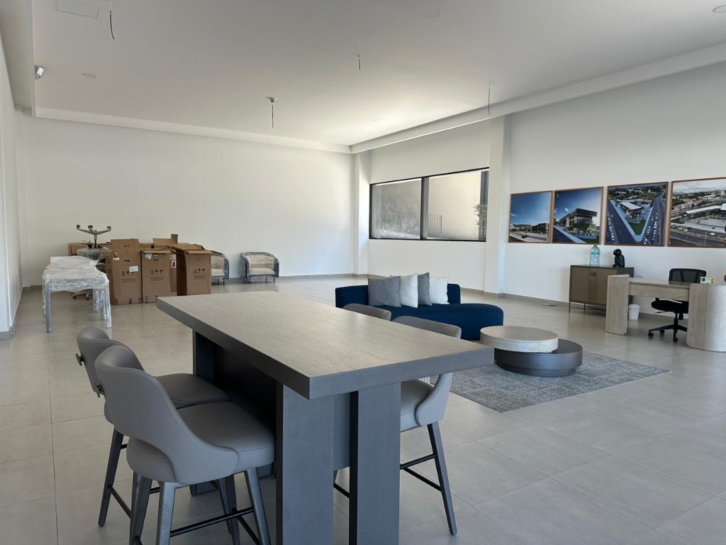 Planta abierta del local comercial con techos altos