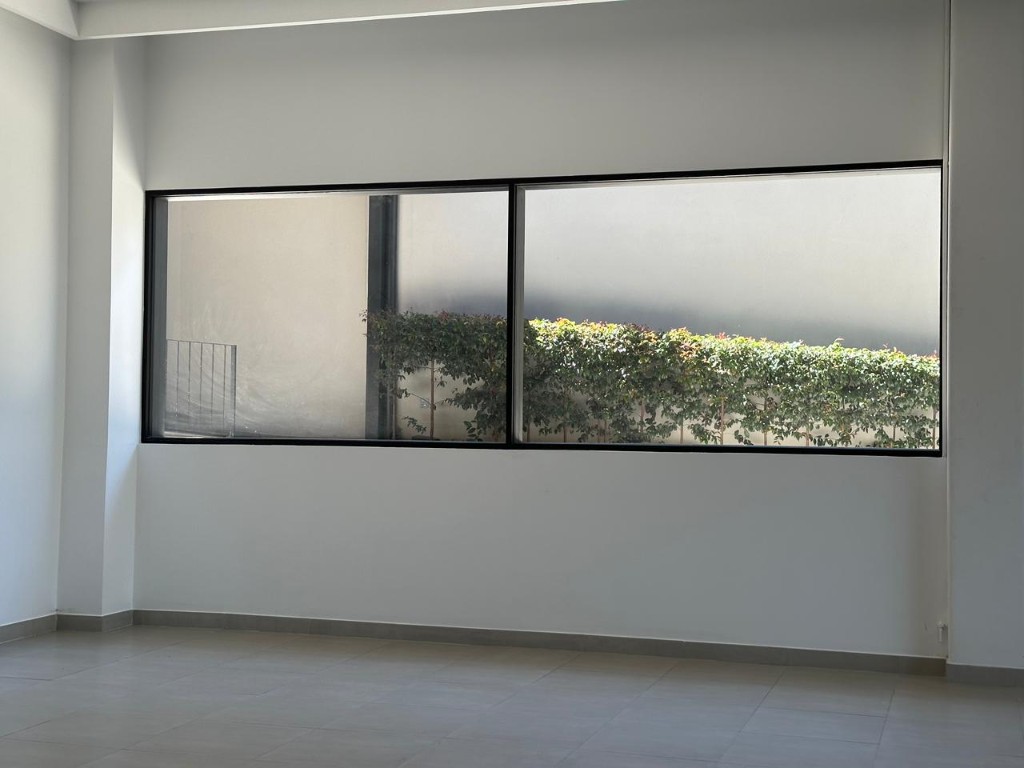 Detalle interior con ventana horizontal