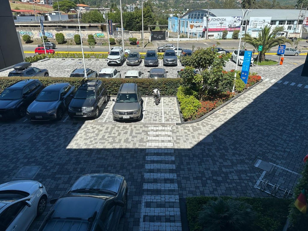 Parqueaderos y entorno comercial en Tumbaco