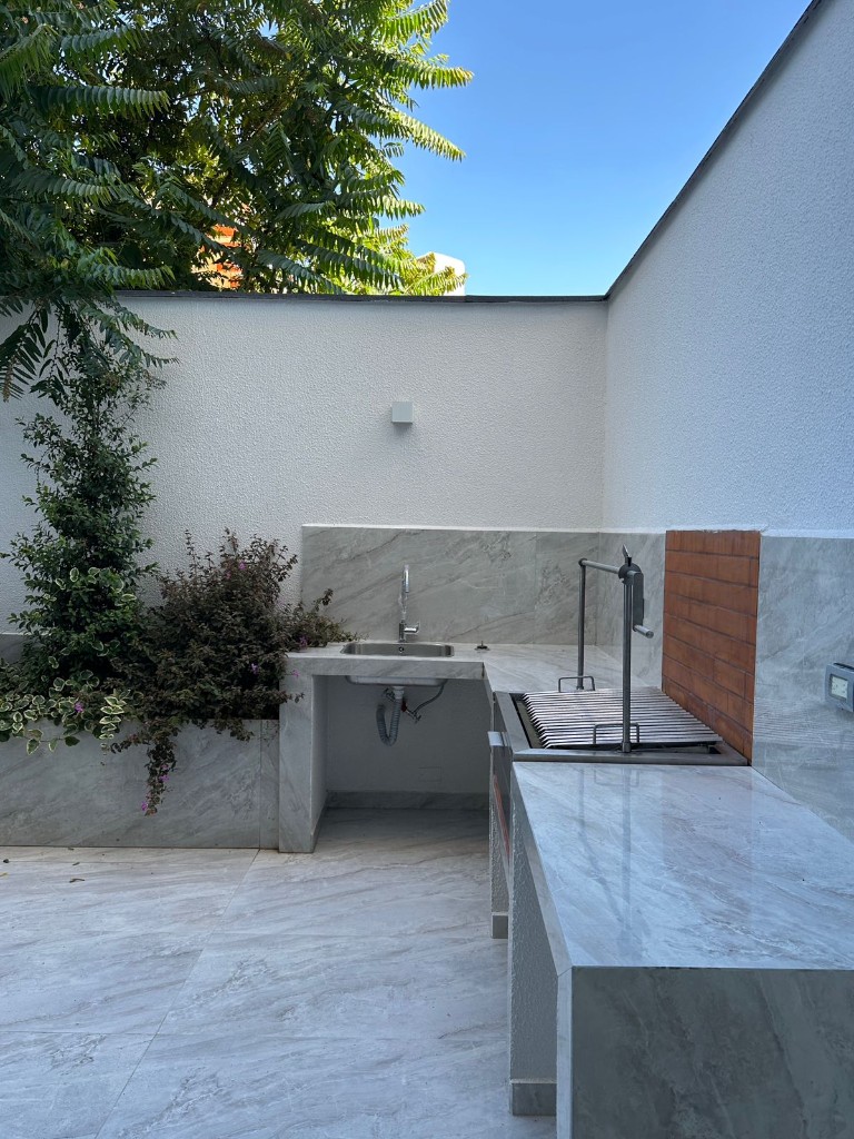 Terraza privada con jardineras integradas