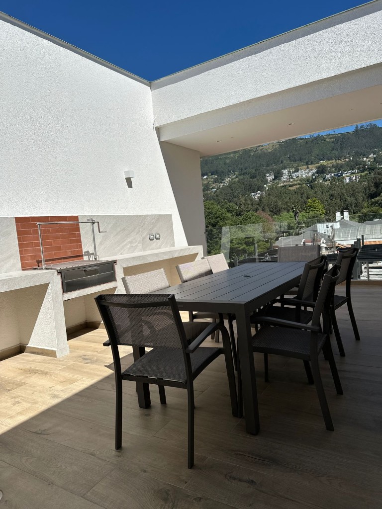 Terraza con comedor exterior y área BBQ
