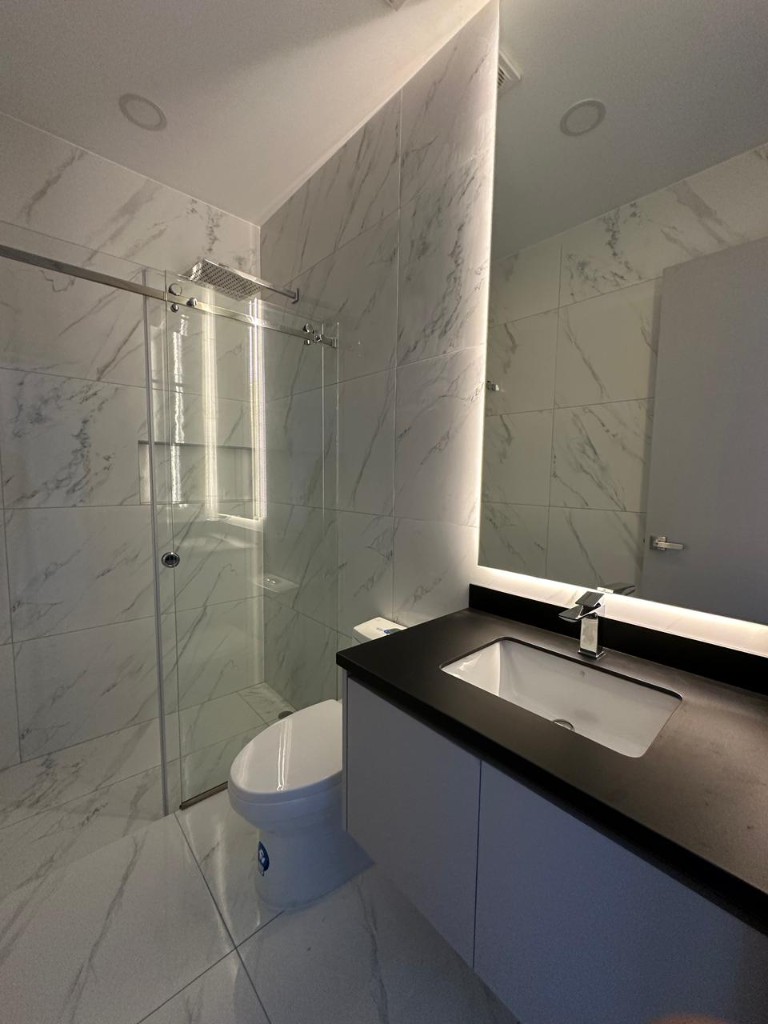 Baño con acabados en mármol