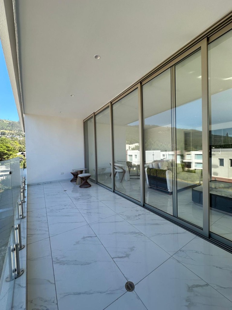 Balcón cubierto con vista al valle