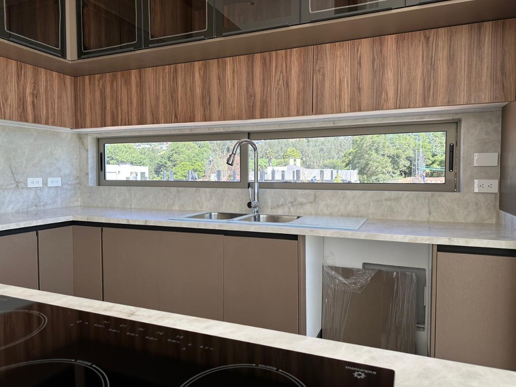 Cocina con isla central y acabados premium