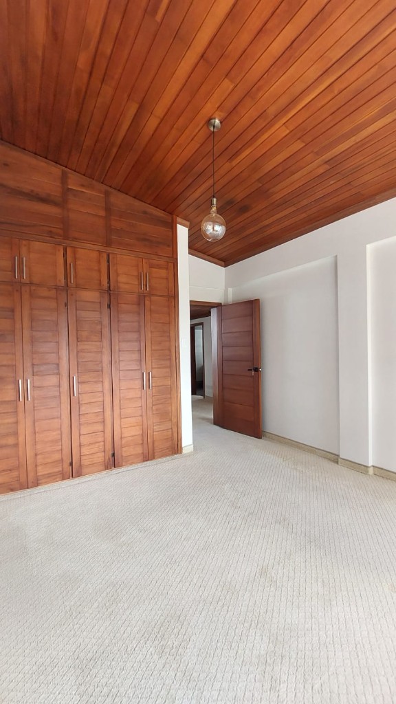 Sala principal con vista al jardín en Miravalle