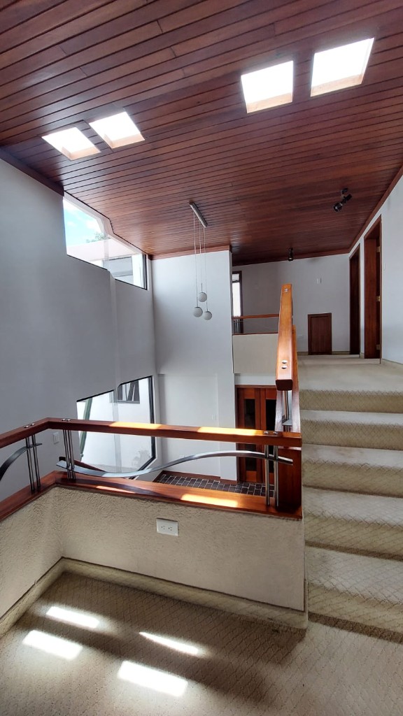 Mezzanine con barandas de madera y metal