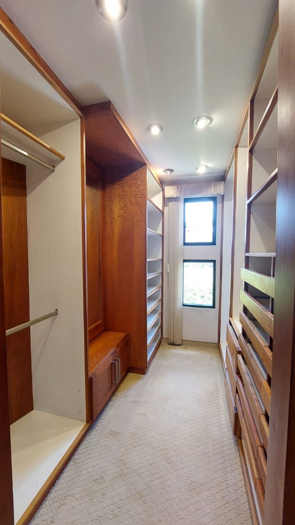 Sala con acceso al jardín en Miravalle