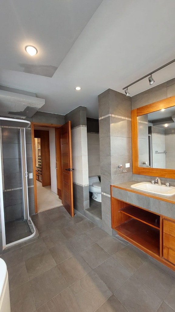 Habitación con closet empotrado de madera
