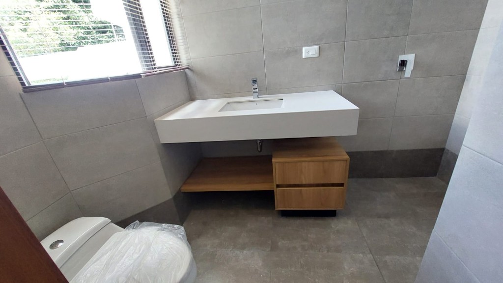 Walk-in closet con mobiliario a medida