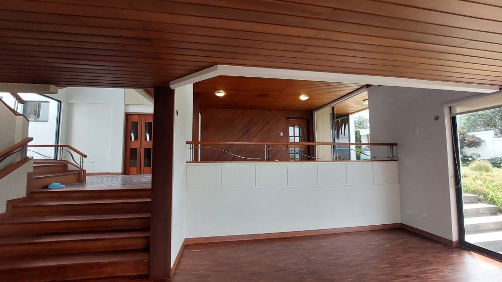 Habitación con ventana al exterior