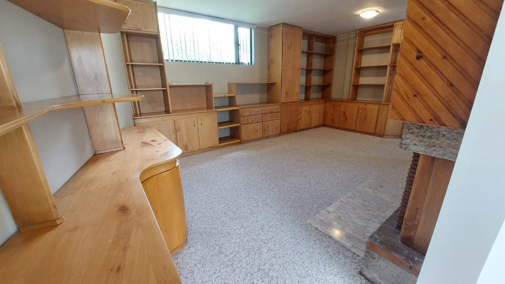 Ambiente interior con acabados de madera