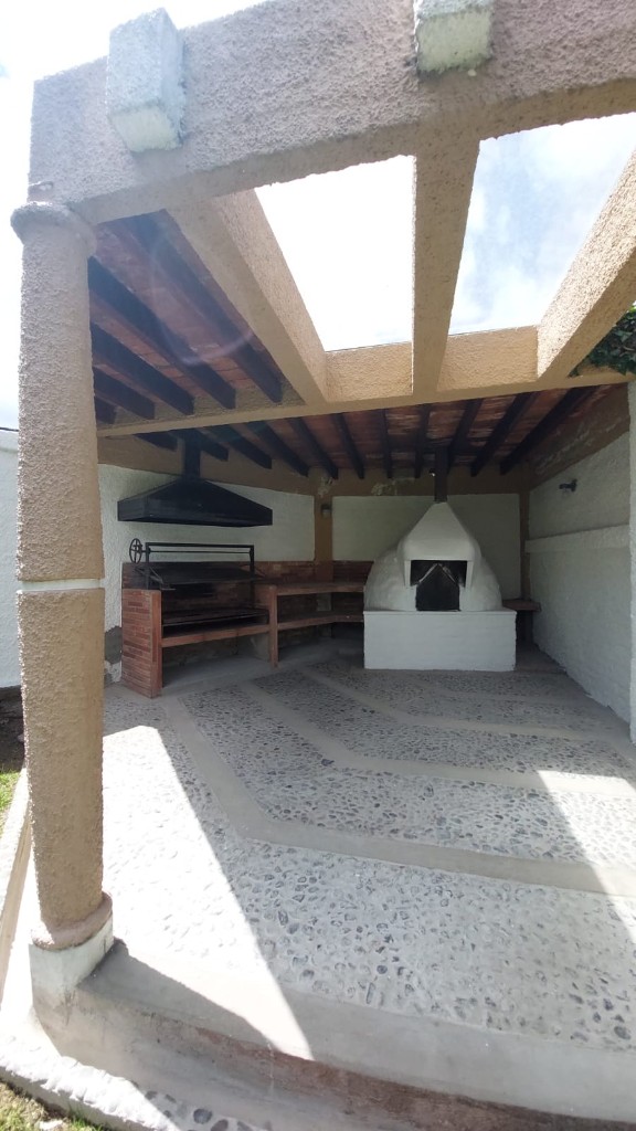 Baño con lavamanos y mueble flotante