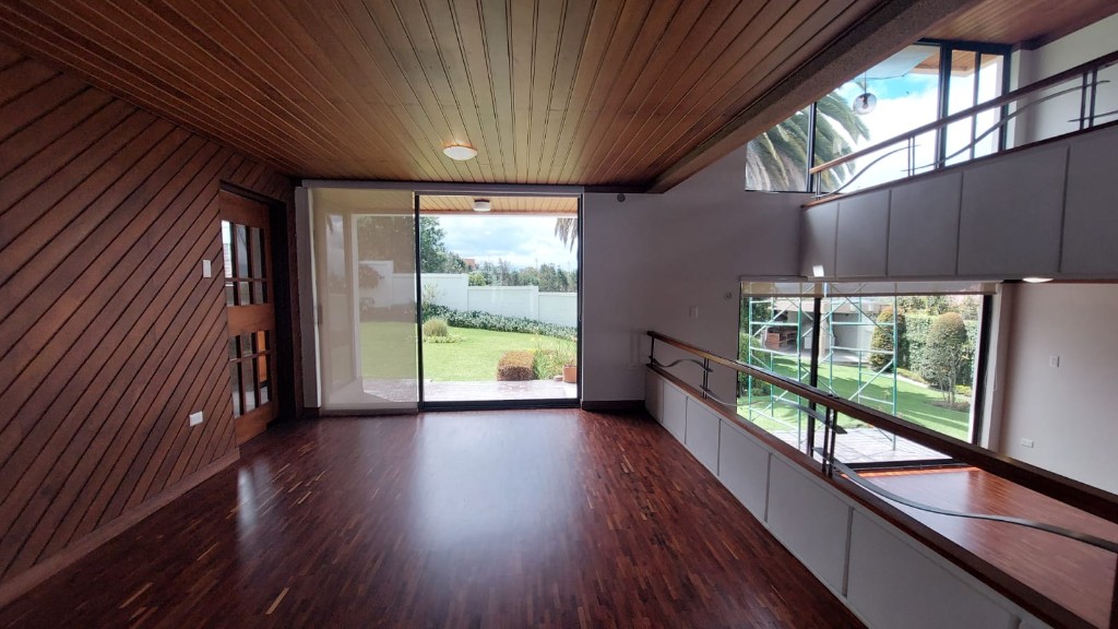 Garage cubierto para varios vehículos